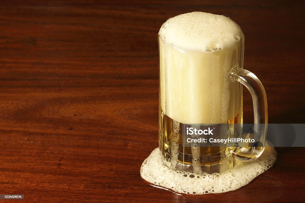 Caneca de cerveja com espuma - Foto de stock de Cerveja royalty-free