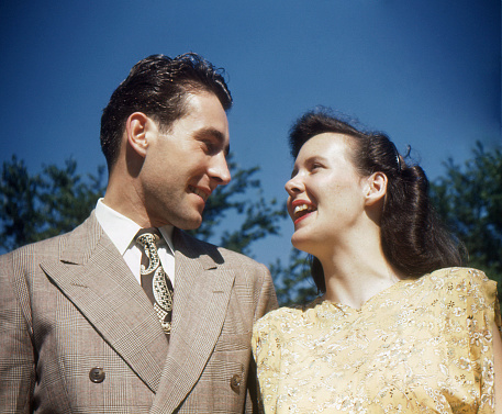 Moda joven pareja Mirando a otro 1948 y retro photo