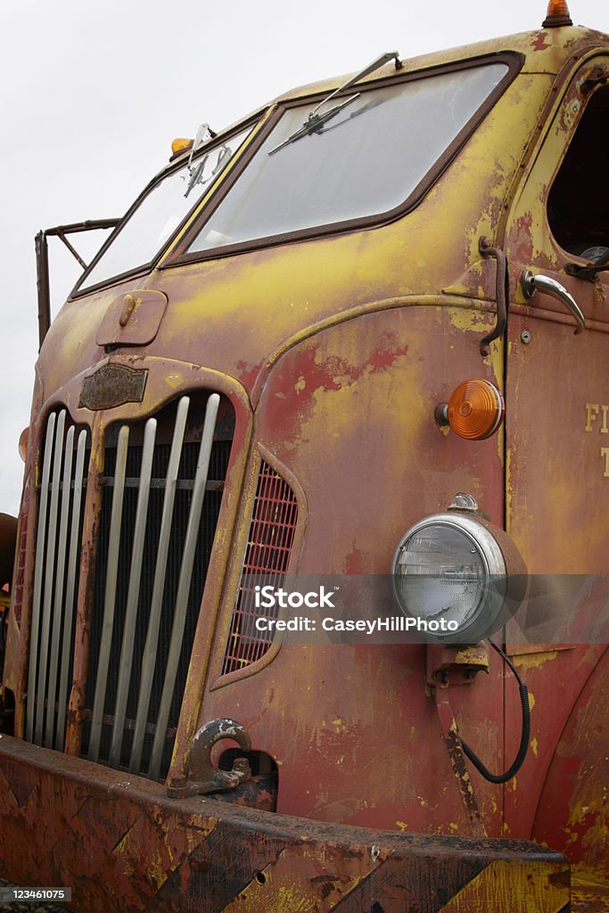 Aposentado caminhão de bombeiros antigo - Foto de stock de 1940-1949 royalty-free