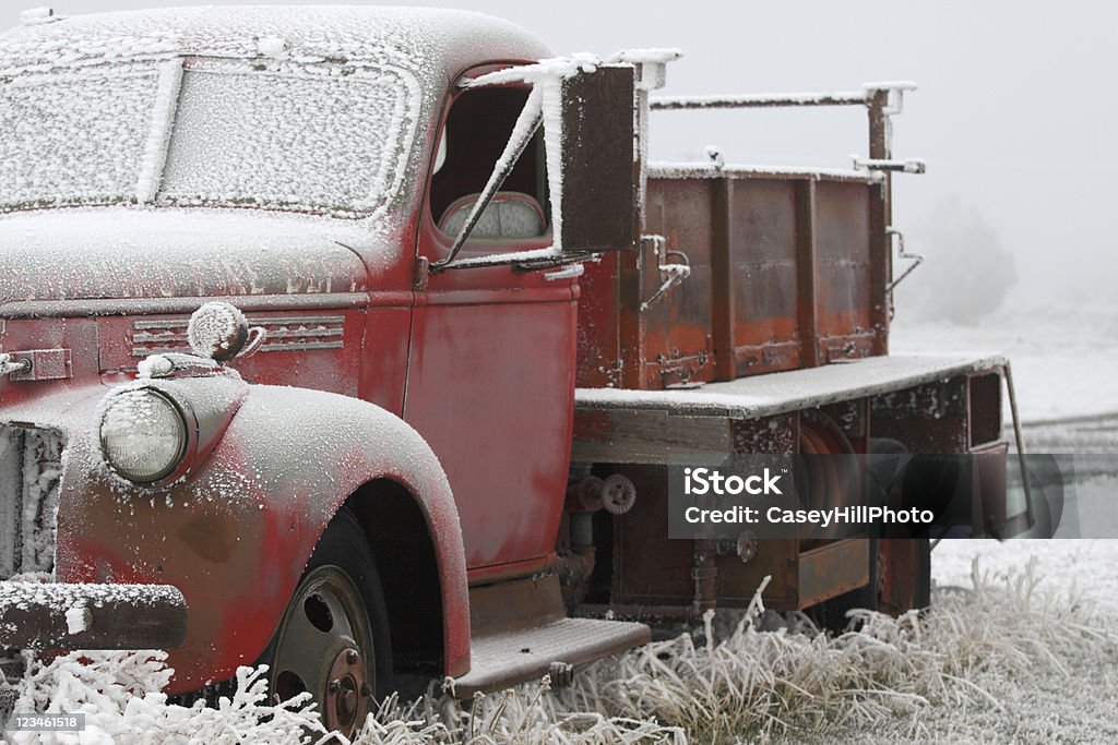 Frosty vecchio camion dei pompieri - Foto stock royalty-free di 1940-1949