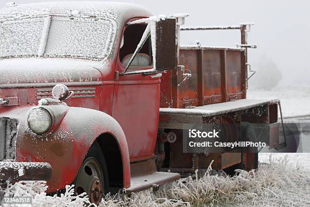 Frosty Vecchio Camion Dei Pompieri - Fotografie stock e altre immagini di 1940-1949 - 1940-1949, Abbandonato, Ambientazione esterna