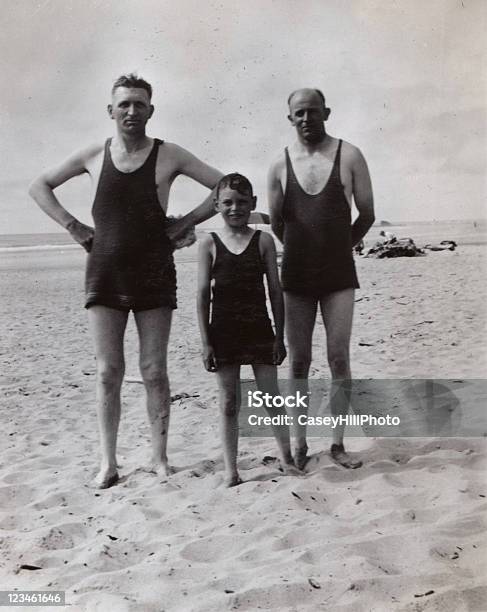 Foto de Beach Boys 1934 e mais fotos de stock de Estilo retrô - Estilo retrô, Fora De Moda - Estilo, Praia