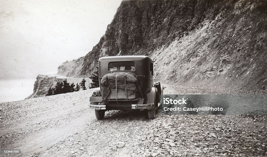 Altes Auto fahren zum Logan Pass, Glacier Park - Lizenzfrei Alt Stock-Foto