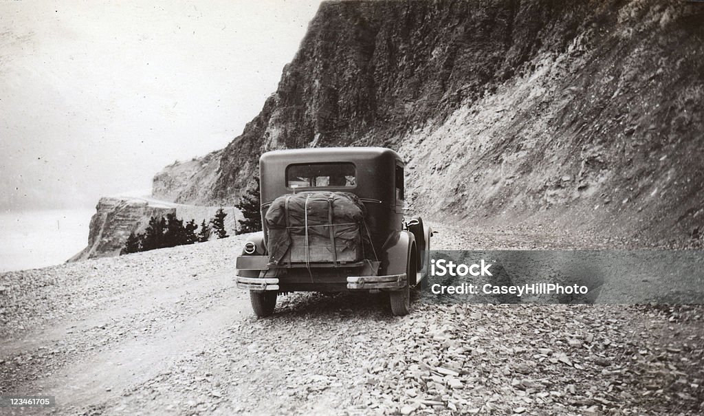 Velho carro dirigindo para o Logan passe, Glacier Park - Foto de stock de Antigo royalty-free