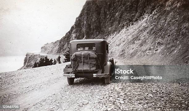 Foto de Velho Carro Dirigindo Para O Logan Passe Glacier Park e mais fotos de stock de Antigo