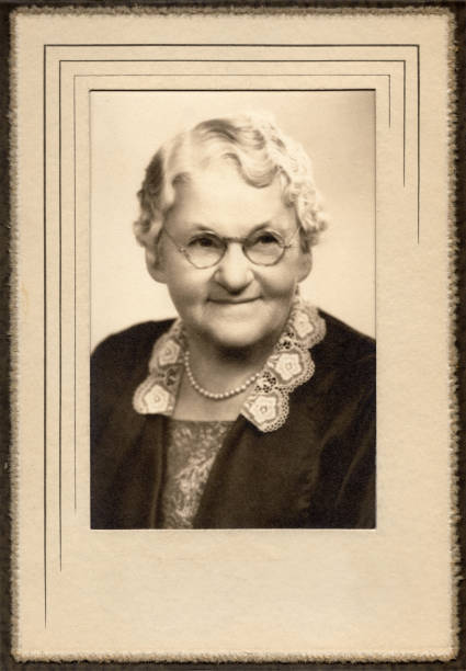 granny classique - senior women grandmother glasses senior adult photos et images de collection