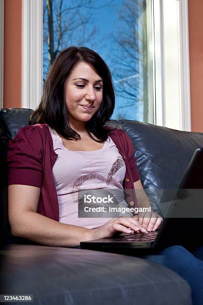 Mujer Joven Trabajando En La Computadora Portátil Foto de stock y más banco de imágenes de 20 a 29 años - 20 a 29 años, Adulto, Adulto joven