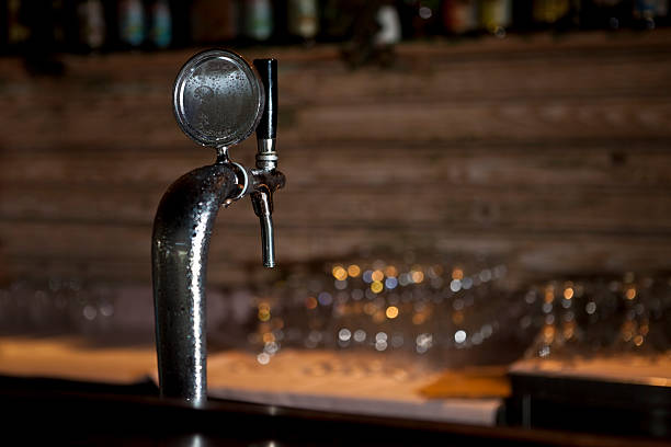 calado torneira de cerveja em um bar - gastro pub imagens e fotografias de stock