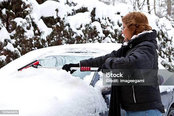 Donna Rimuovere La Neve Dallauto Parabrezza - Fotografie stock e altre immagini di Automobile - Automobile, Donne, Neve