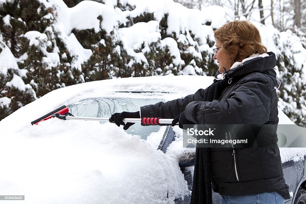 Mulher para a remoção de Neve do carro pára-brisas - Royalty-free Carro Foto de stock