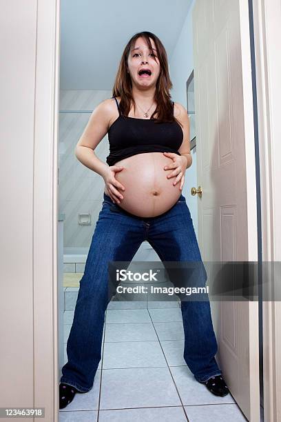 Молодая Беременная Женщина Просто Broke Ее Воды — стоковые фотографии и другие картинки Женщины - Женщины, Беременная, Недовольный