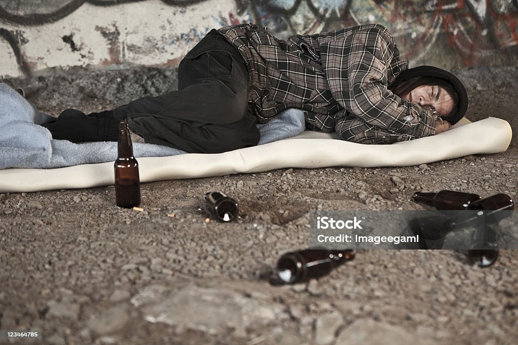 Homem dormindo sem-teto - Foto de stock de Abuso de Substâncias royalty-free