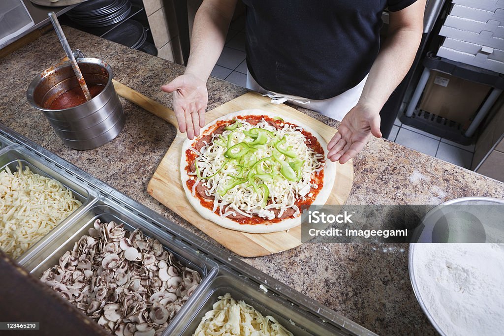 Chef cuisinier montrant le tout pizza - Photo de Pizzeria libre de droits