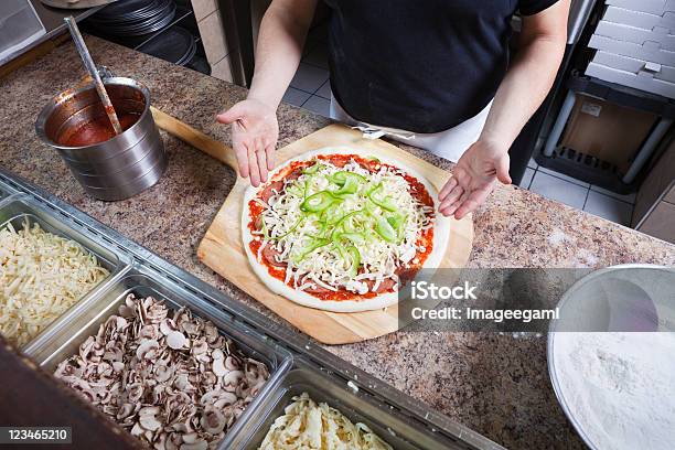 Photo libre de droit de Chef Cuisinier Montrant Le Tout Pizza banque d'images et plus d'images libres de droit de Pizzeria - Pizzeria, Travailleur manuel, Boulanger