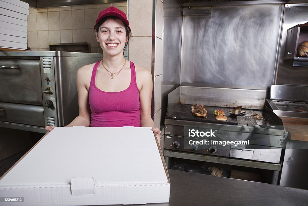 Tratem de Empregada de Mesa no Restaurante de Fast Food - Royalty-free Balcão de Cozinha Foto de stock