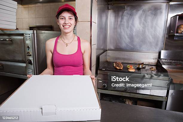 Tratem De Empregada De Mesa No Restaurante De Fast Food - Fotografias de stock e mais imagens de Balcão de Cozinha