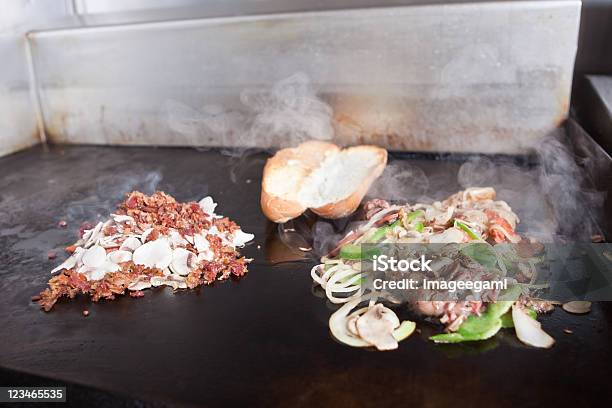 Foto de Submarino Sanduíche De Carne E Pepperoni Bacon E Champignons À Esquerda e mais fotos de stock de Queijo Philadelphia