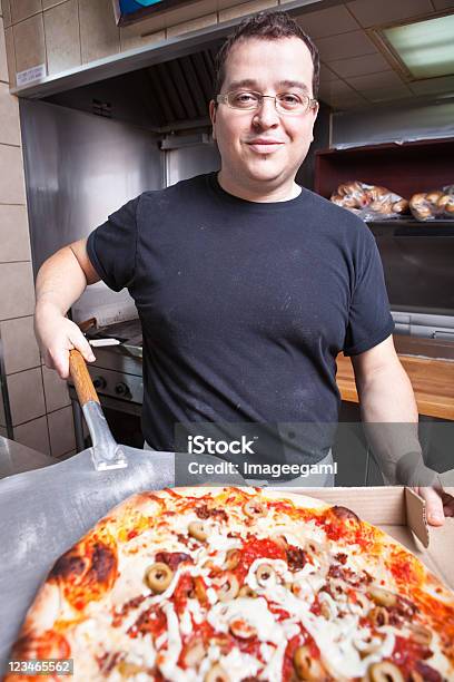 Photo libre de droit de Pizza Végétarienne Frais Chaud Tout Juste Sorties Du Four banque d'images et plus d'images libres de droit de Cuisine professionnelle