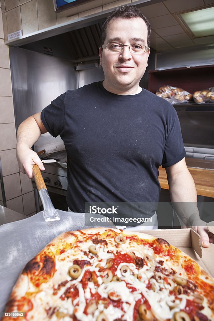 Quente e fresco todas as pizza vegetariana direita fora do forno - Foto de stock de Cozinha comercial royalty-free