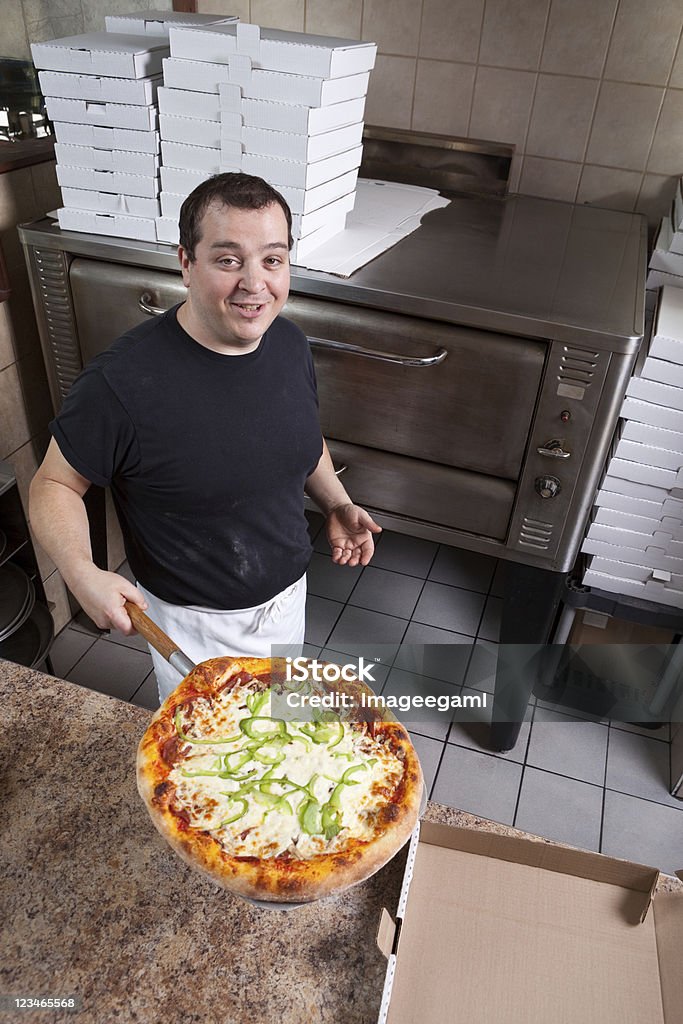 Fresco pizza quente com o botão direito para fora da fornalha - Royalty-free Assado no Forno Foto de stock