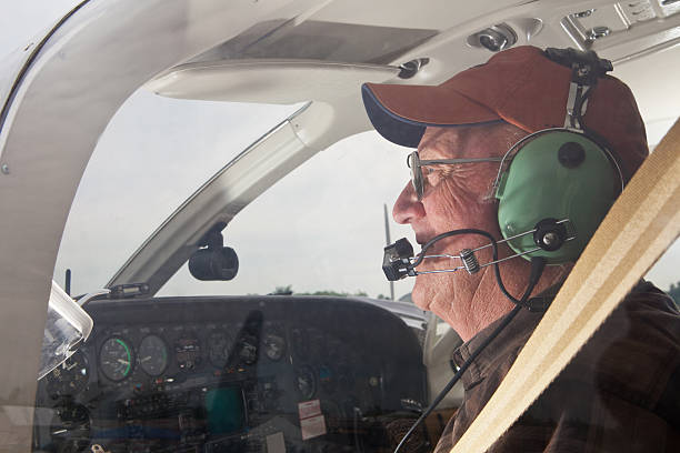 senior piloto na cabine de piloto de avião - airplane cockpit taking off pilot imagens e fotografias de stock