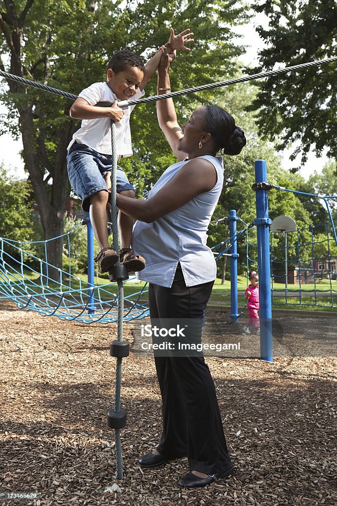 Prenant mère jouant avec son fils dans un parc - Photo de Aire de jeux libre de droits