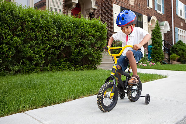 pen rechter Overdreven 670+ Kid Bike Training Wheels Stock Photos, Pictures & Royalty-Free Images  - iStock