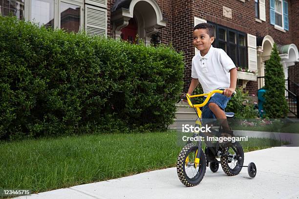 Junge Reiten Fahrräder Stockfoto und mehr Bilder von BMX - BMX, Jungen, Kind
