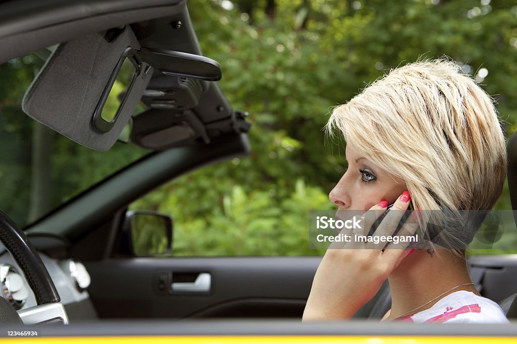 Pienso por teléfono al conducir cel - Foto de stock de Belleza del sur libre de derechos