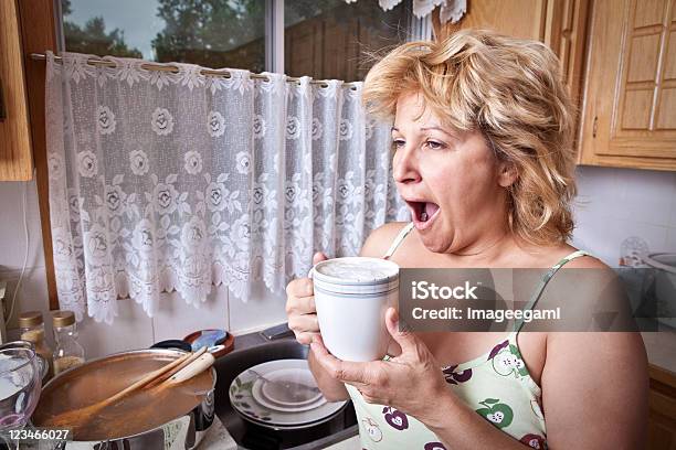 Gähnen Stockfoto und mehr Bilder von Kaffee - Getränk - Kaffee - Getränk, Verkatert, Frauen