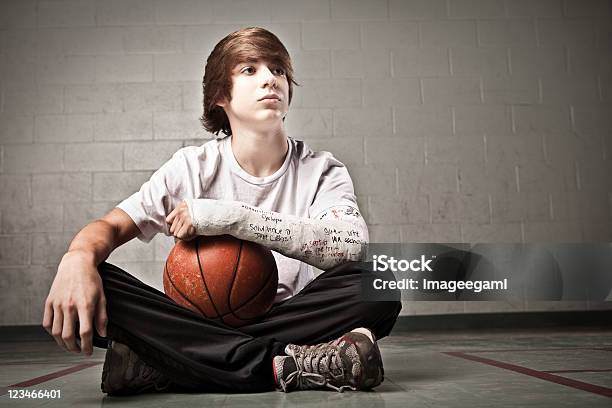 Latim Com Uma Lesão - Fotografias de stock e mais imagens de Adolescente - Adolescente, Gesso - Equipamento Ortopédico, Braço Partido