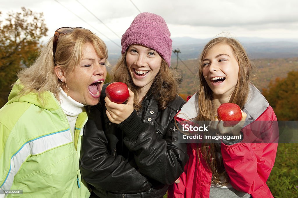 Copiar um petisco de maçã - Foto de stock de Adolescente royalty-free
