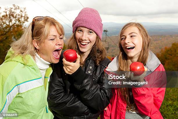 Foto de Copiar Um Petisco De Maçã e mais fotos de stock de Adolescente - Adolescente, Adolescência, Excursão - Evento Educacional