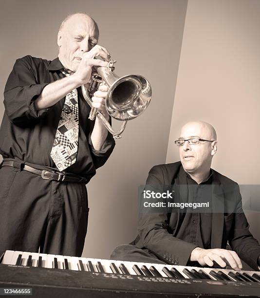 Jazz Músicos A Tocar - Fotografias de stock e mais imagens de Grupo de entretenimento - Grupo de entretenimento, Terceira idade, Big Band