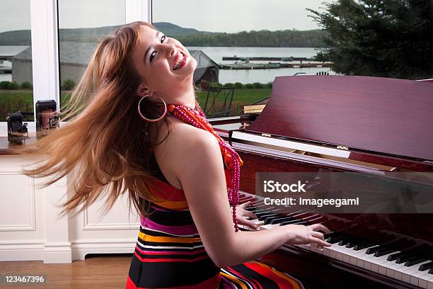 Pianista Foto de stock y más banco de imágenes de Piano - Piano, Mujeres, Una sola mujer