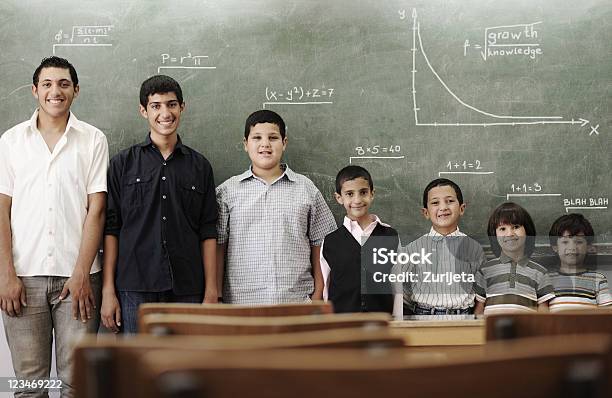 Schüler Generationen Wenige Schritte Von Vorschulkind University Stockfoto und mehr Bilder von Kind