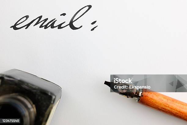 Email Penna E Inchiostro Su Carta Sullo Sfondo Di Un Banner - Fotografie stock e altre immagini di E-Mail