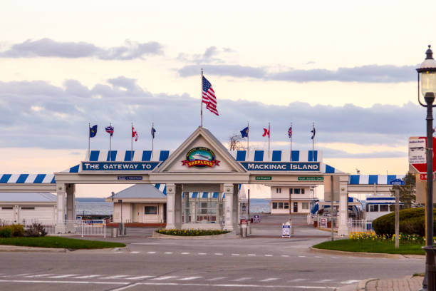 mackinaw city michigan stadtbild - ausflugsboot stock-fotos und bilder