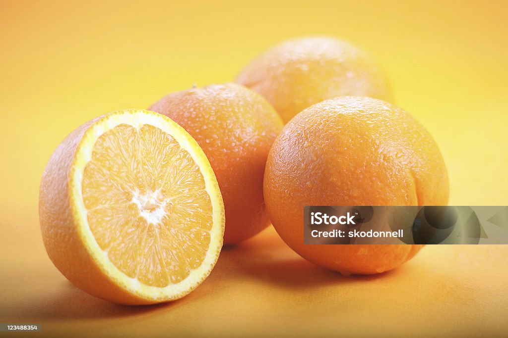 oranes sur orange - Photo de Acide ascorbique libre de droits