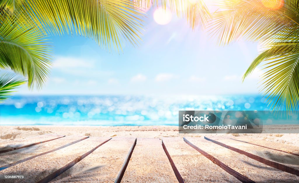 Leere Holzbohlen mit Blur Beach und Meer auf Hintergrund - Lizenzfrei Strand Stock-Foto