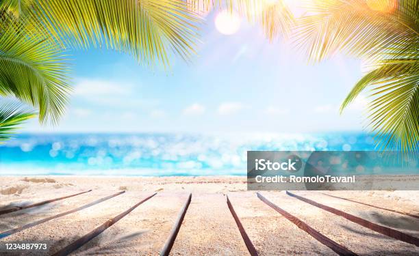 Leere Holzbohlen Mit Blur Beach Und Meer Auf Hintergrund Stockfoto und mehr Bilder von Strand