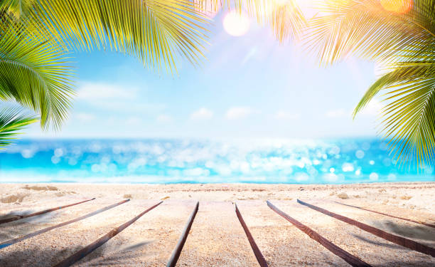 tablones de madera vacíos con playa borrosa y mar sobre fondo - clima tropical fotos fotografías e imágenes de stock