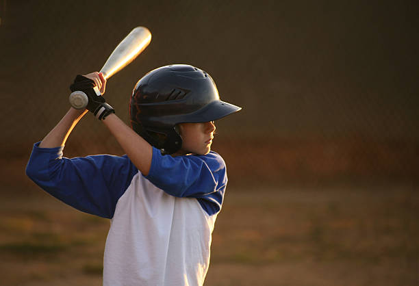 jugend-liga-baseball-hitter - baseball hitting baseball player child stock-fotos und bilder