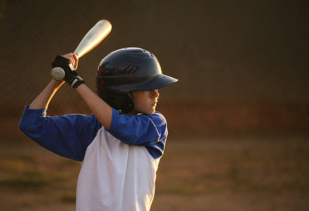 frappeur ligue jeunes de baseball - baseball hitting baseball player child photos et images de collection