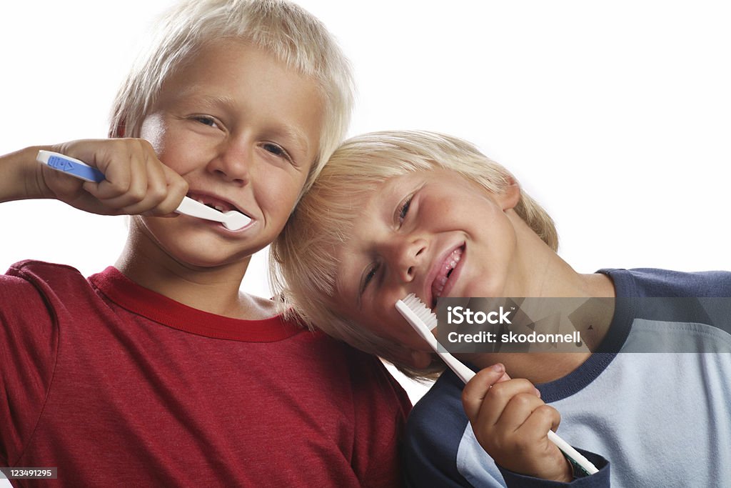 Dos niños de lavarse los dientes. - Foto de stock de 6-7 años libre de derechos