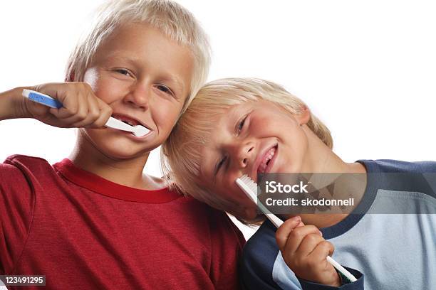 Dwóch Chłopców Szczotkowanie Zębów - zdjęcia stockowe i więcej obrazów 6-7 lat - 6-7 lat, 8 - 9 lat, Białe tło