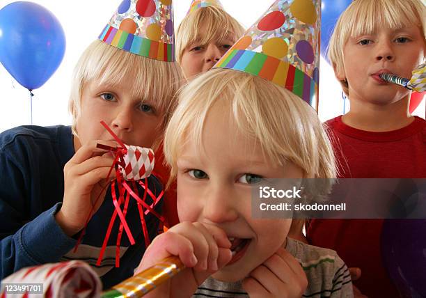 Fiesta De Cumpleaños Para Niños Foto de stock y más banco de imágenes de Matasuegras - Matasuegras, Alegre, Celebración - Ocasión especial