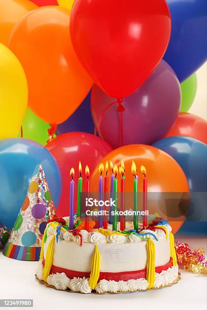 Buon Compleanno Torta - Fotografie stock e altre immagini di Candela - Attrezzatura per illuminazione - Candela - Attrezzatura per illuminazione, Candeline di compleanno, Cappellino per le feste