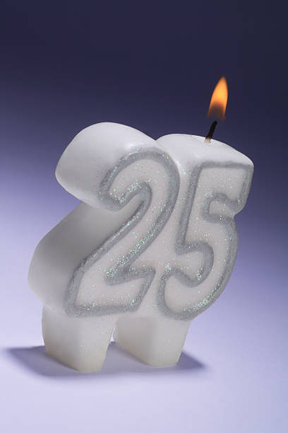 серебряная свадьба или день рождения свеча - anniversary 25th street birthday number 25 стоковые фото и изображения