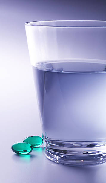 таблетки и вода - capsule pill gel effect green стоковые фото и изображения